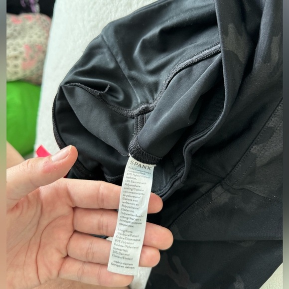 SPANX Faux Leather Camo Black Leggings SMALL - Picture 5 of 5